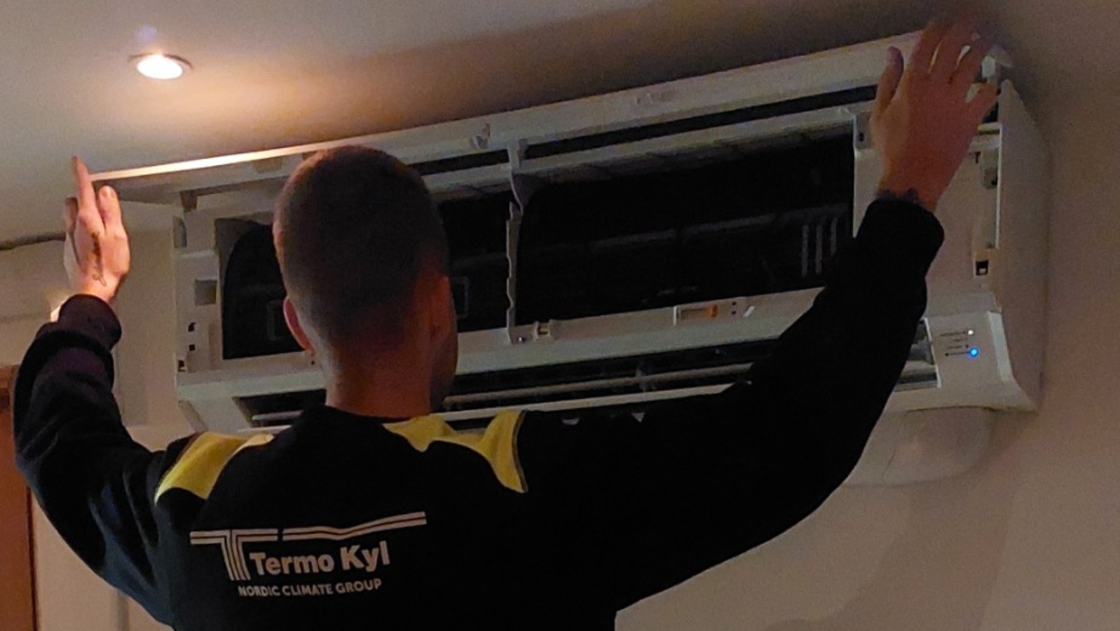 Termo Kyl-tekniker utför service på en värmepump