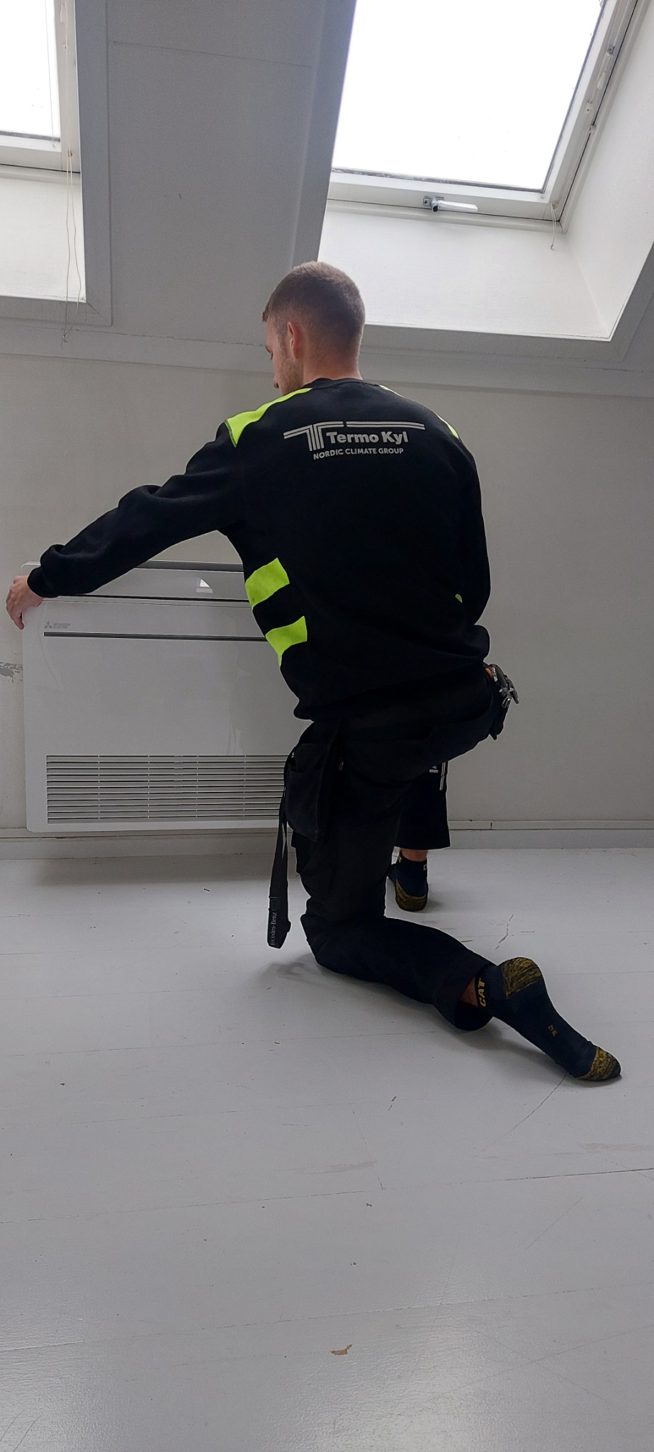 Termokyltekniker installerar golvmodell
