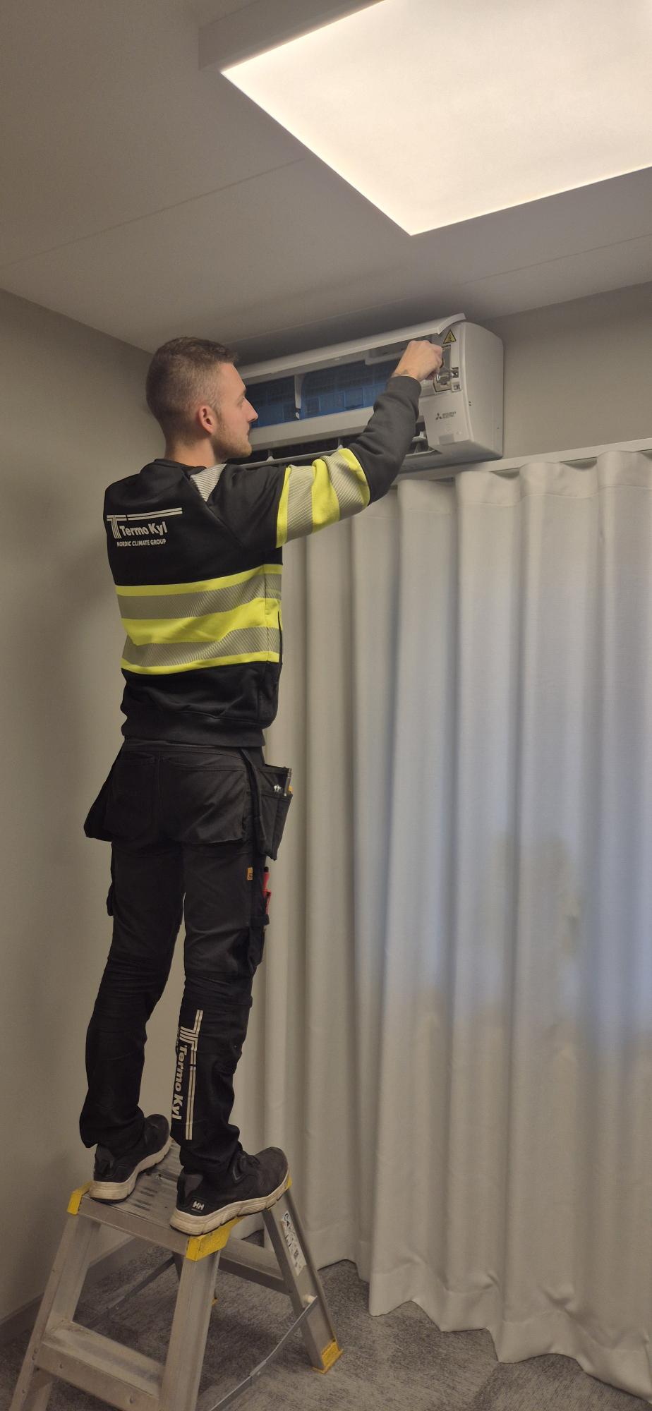 Termokyltekniker installerar och servar värmepump