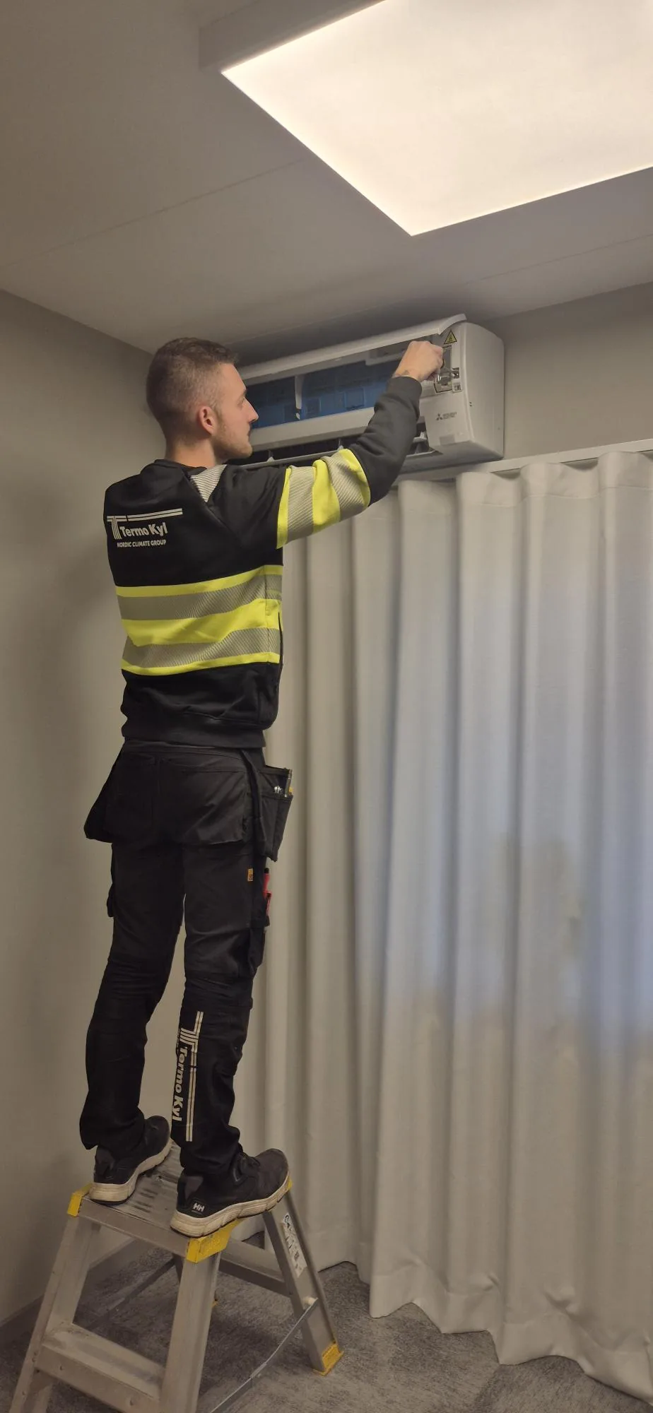 Termokyltekniker installerar och servar värmepump