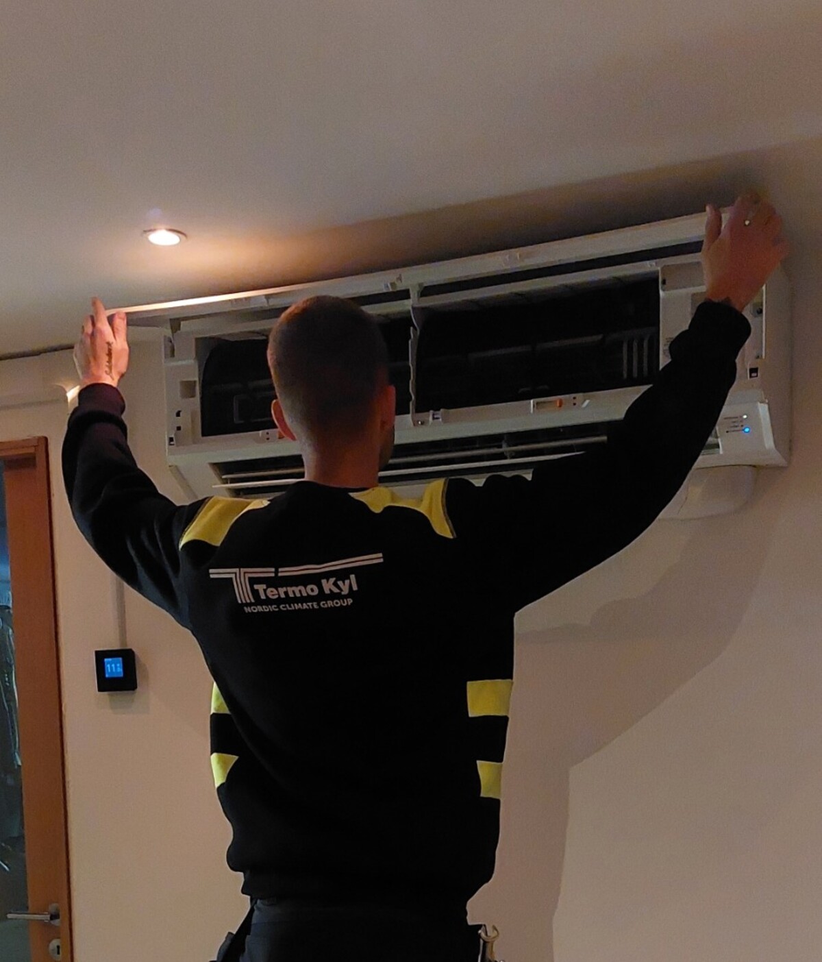 Termo Kyl-tekniker utför service på en värmepump