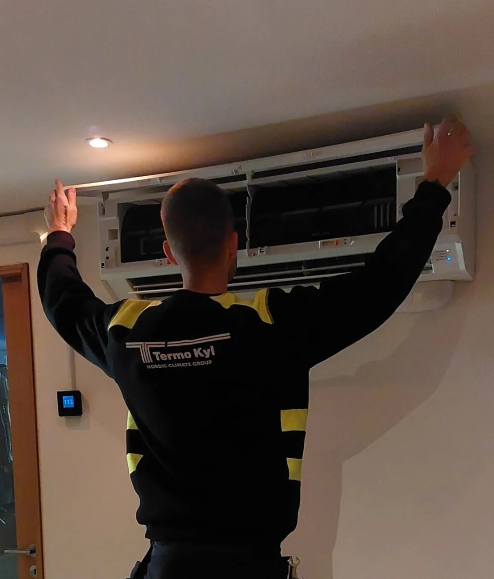 Termo Kyl-tekniker utför service på en värmepump