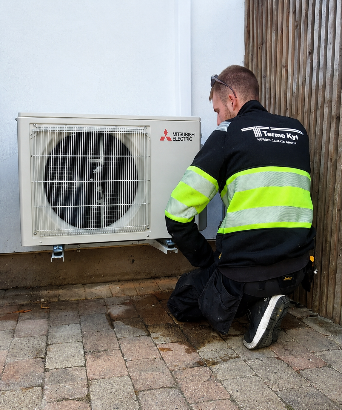 Termo Kyl-tekniker utför service på en Mitsubishi Electric-värmepump